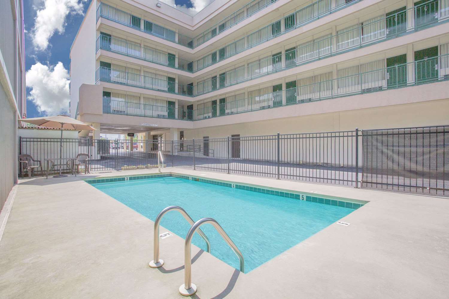 Days Inn By Wyndham Florence Downtown المظهر الخارجي الصورة